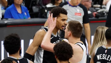 Jokic felicita a Wembanyama al final del partido.