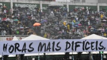 Aficionados del Chapecoense en el estadio arena Condá en Chapecó, donde se celebra el homenaje a los jugadores y miembros del equipo técnico del club, fallecidos en el accidente aéreo en Colombia. 