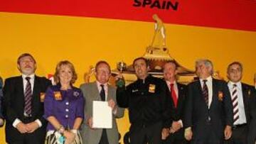 <b>SATISFECHOS. </b>Hills y la Comisión de Evaluación visitaron Madrid.