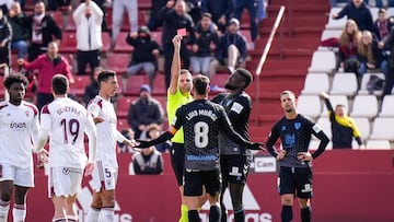 Trujillo Suárez, mostrándole la roja a Luis Muñoz.