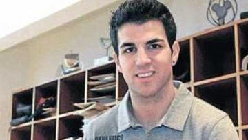 <b>SEGUNDO MEJOR JOVEN, POR DETRÁS DE CRISTIANO RONALDO</b>. Cesc ha sido uno de los jugadores galardonados por la Premier. Fue elegido el segundo mejor joven del campeonato por detrás de Cristiano Ronaldo. Es un orgullo quedar detrás de él, dijo. En la imagen, posa con el premio al mejor jugador del mes de enero. Este galardón se concede con los votos de los futbolistas más importantes de la Premier League.