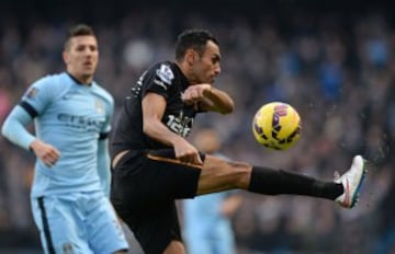 Manchester City sólo salvó un empate en la agonía ante Hull City.