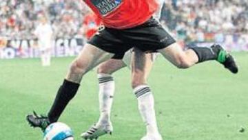 <b>CON VENTAJA. </b>Ballesteros, que parte como titular, disputa un balón a Beckham la pasada temporada.