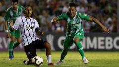 Sergio Aquino (i) de Libertad disputa el bal&oacute;n con JOmar Duarte (d) de Atl&eacute;tico Nacional este jueves en el partido por Copa Libertadores entre Libertad de Paraguay y Atl&eacute;tico Nacional de Colombia, jugado en estadio Nicol&aacute;s Leoz