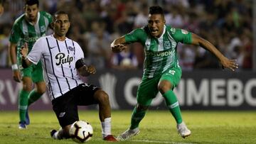 Sergio Aquino (i) de Libertad disputa el balón con JOmar Duarte (d) de Atlético Nacional este jueves en el partido por Copa Libertadores entre Libertad de Paraguay y Atlético Nacional de Colombia, jugado en estadio Nicolás Leoz