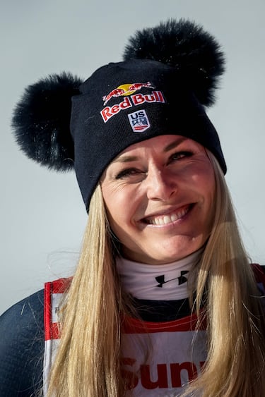 Lindsey Vonn celebra en el podio tras competir en la carrera de descenso femenina durante la Copa del Mundo de Esquí Alpino FIS 2025-2026, en St. Moritz.