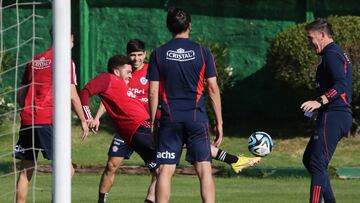 El entrenador de la seleccion chilena, Eduardo Berizzo, es fotografiado durante el entrenamiento en Pinto Juan Duran previo al partido contra Paraguay.