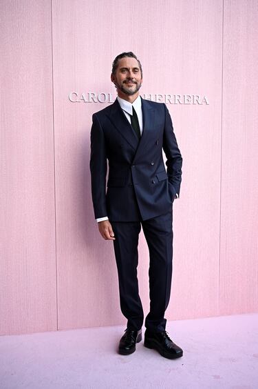 Paco León asiste al desfile de Carolina Herrera en la Plaza Mayor para conocer la nueva colección primavera/verano 2026.