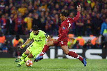 Luis Suárez con Virgil van Dijk.