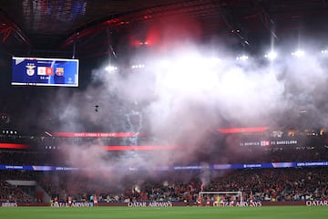 El rbitro alemn detiene el encuentro por las bengalas y el humo en uno de los fondos del estadio Do SL Benfica.