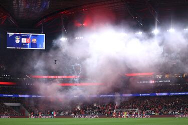 El árbitro alemán detiene el encuentro por las bengalas y el humo en uno de los fondos del estadio Do SL Benfica.