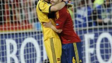 Casillas abraza a Iniesta en la Euro de Polonia y Ucrania.