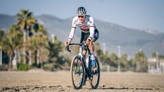 Mathieu van der Poel, con su indumentaria de campe&oacute;n del mundo de ciclocross.