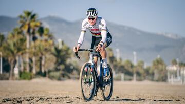 Mathieu van der Poel, con su indumentaria de campeón del mundo de ciclocross.