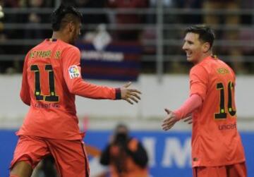 El delantero argentino del FC Barcelona Lionel Messi celebra con su compañero, el brasileño Neymar jr., el gol marcado al Eibar de penalti 