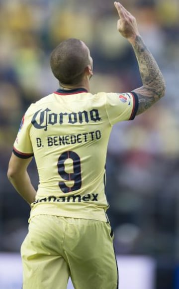 Darío Benedetto festejó así su gol ante el conjunto celeste, el segundo de las Águilas en el partido.