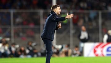 MEX3613. CIUDAD DE MÉXICO (MÉXICO), 26/10/2024.- El entrenador de Cruz Azul, Martín Anselmi, dirige ante Pumas, este sábado durante un partido de la jornada 14 del torneo Apertura 2024 de la Liga MX, en el estadio Olímpico Universitario de Ciudad de México (México). EFE/Alex Cruz