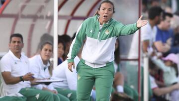 Mar&iacute;a Pry, entrenadora del Betis Femenino, en un partido de la Liga Iberdrola. 
 