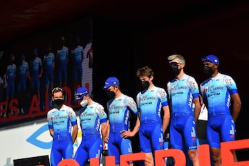 El equipo australiano, que tantos cambios de denominaci¨®n y apariencia ha lucido en los ¨²ltimos a?os, mantiene una formaci¨®n bastante continuista respecto a temporadas anteriores. Simon Yates, estrella del BikeExchange, partir¨¢ con la obligaci¨®n de hacer brillar al equipo en vueltas por etapas, ya que la escuadra no cuenta con mucha m¨¢s materia prima para ese objetivo al margen del brit¨¢nico. Matthews, en volatas reducidas y finales explosivos, sigue siendo un seguro de vida. Altas: Dylan Groenewegen (PBa), Lawson Craddock (EE UU), Matteo Sobrero (Ita), Jan Maas (PBa), Campbell Stewart (Nzl), Alexander Balmer (Sui), Kellan O¡¯Breind (Aus) y Jes¨²s David Pe?a (Col). Bajas: Mikel Nieve, Esteban Chaves (Col), Brent Bookwalter (EE UU), Andrey Zeits (Kaz), Robert Stannard (Aus) y Barnabas Peak (Hun).