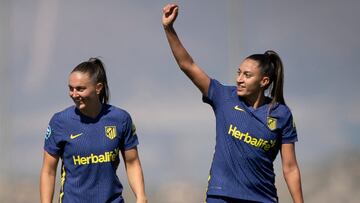 Boe Risa y Fiamma celebran un gol con el Atlético.