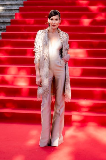 La diseñadora Isabel Zapardiez posa en la alfombra roja de la Primera edición de los Premios de la Academia de la Moda Española.