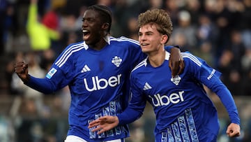 Como (Italy), 25/01/2025.- Como's Nico Paz (R) celebrates with teammate Assane Diao after scoring the 1-0 goal during the Italian Serie A soccer match between Como 1907 and BC Atalanta, in Como, Italy, 25 January 2025. (Italia) EFE/EPA/MATTEO BAZZI