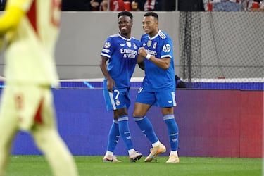 1-3. Vincius felicita al delantero francés por su tercer tanto.