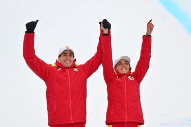 Oriol Cardona y Ana Alonso celebran juntos en el podio haber conseguido la medalla de bronce.