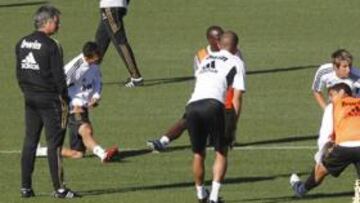 <b>GRUPO REDUCIDO. </b>Pepe y Coentrao, ayer, junto a Mourinho y los jugadores que se entrenaron ayer.