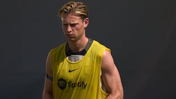 Los Angeles (United States), 24/07/2023.- FC Barcelona's Frenkie de Jong during a training session at LA Memorial Coliseum in Los Angeles, California, USA, 24 July 2023. FC Barcelona is in the US for their 2023 preseason tour which will play a match in Los Angeles against Arsenal on 26 July 2023. EFE/EPA/ALLISON DINNER