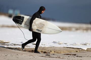 Los surfistas han surfeado entre playas nevadas. 