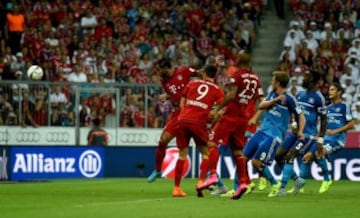 Mehdi Benatia anota de cabeza la apertura de la cuenta para Bayern Munich.