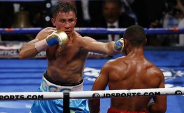 Gennady Golovkin golpea a Kell Brook durante su combate del 10 de septiembre de 2017.