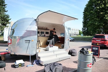 Arranca en Lille el Tour de Francia y los ciclistas ultiman los preparativos para la gran competición. Hasta el último detalle, como puede comprobarse en la imagen, en la que Iván García Cortina, del Movistar, se corta el pelo
en la peluquería. El asturiano es optimista con su estado de forma y considera que este es el mejor año de su carrera.