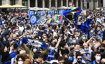 Cientos de personas, sin ninguna distancia de seguridad, celebran en la Piazza Duomo de Milán el campeonato de la liga italiana.