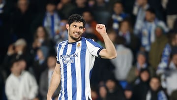 El delantero portugués de la Real Sociedad, Gonçalo Guedes, tras conseguir el tercer gol de su equipo durante el encuentro correspondiente a la jornada 28 de LaLiga que Real Sociedad y Osasuna disputado en Anoeta. EFE / Juan Herrero.