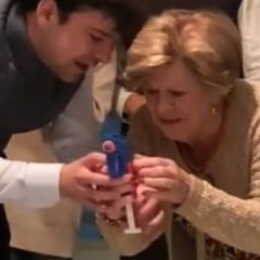 Organizan un concurso de puntería y la abuela se convierte en leyenda con lo que hace