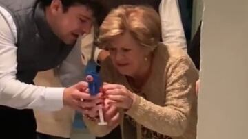 Organizan un concurso de puntería y la abuela se convierte en leyenda con lo que hace