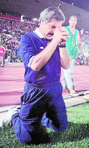 El 'Lulo' fue bicampeón en la banca de Universidad de Chile en 1994 y 1995. Su última experiencia como técnico fue en Curicó Unido en 2012.