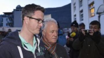 Ralf Schumacher (i), y su padre Rolf (c) llegan al hospital universitario de Grenoble.