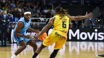 Jerrick Harding escolta estadounidense del MoraBanc con el balón ante Andrew Albicy base francés del Gran Canaria durante el partido de la primera jornada de la Liga Endesa.