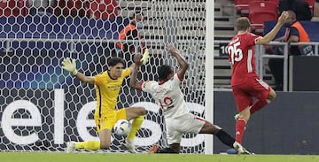 Yassine Bounou, Jules Koundé y Thomas Müller.