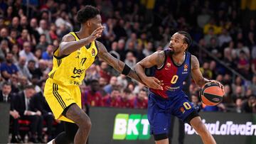 Fenerbahce's US forward #11 Nigel Hayes-Davis marks Barcelona's Serbian guard #0 Kevin Punter during the Euroleague basketball match between FC Barcelona and Fenerbahce at the Palau Blaugrana stadium in Barcelona on December 17, 2024. (Photo by Josep LAGO / AFP)