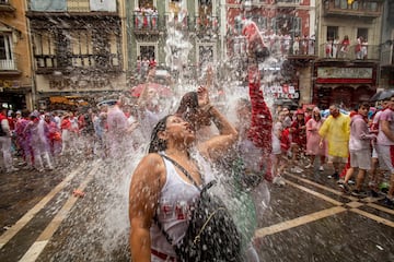 Numerosas personas disfrutan de la fiesta de San Fermín 2022 por las calles de Pamplona tras dos años sin celebrarse.