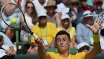 Bernard Tomic devuelve una bola a John Isner durante el partido de Copa Davis de la eliminatoria entre Australia y Estados Unidos.