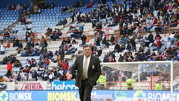 PACHUCA (MÉXICO), 07/04/2022.- El técnico de Tigres, Miguel Herrera, reacciona hoy, durante el encuentro de la jornada 09 del torneo Clausura 2022 del fútbol mexicano, entre los Tuzos del Pachuca y Tigres de la UANL, en el estadio Hidalgo de Pachuca (México). EFE/ David Martínez Pelcastre