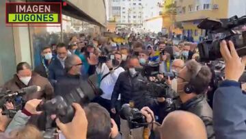Pocos entrenadores despedidos con el equipo pen¨²ltimo reciben esto