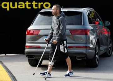 Barcelona's injured soccer player Andres Iniesta takes part in a commercial event near Camp Nou stadium in Barcelona, Spain October 27, 2016. REUTERS/Albert Gea LESION MULETAS