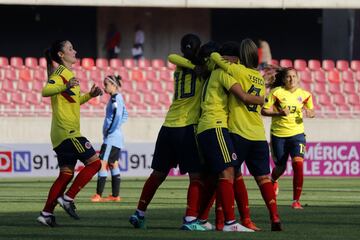 El equipo colombiano venció 7-0 a Uruguay en el debut en la Copa América Femenina con póquer de Catalina Usme y goles de Yoreli Rincón, Daniela Montoya e Isabella Echeverri.