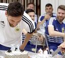 Messi celebra su cumpleaños y rebaja la tensión en Argentina